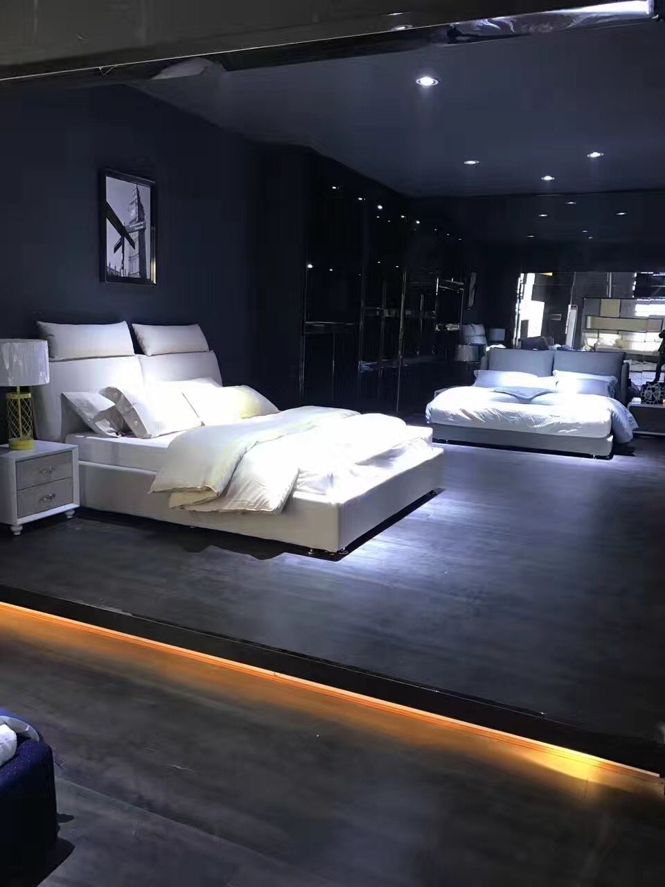 家具展廳裝修現(xiàn)場布置圖片