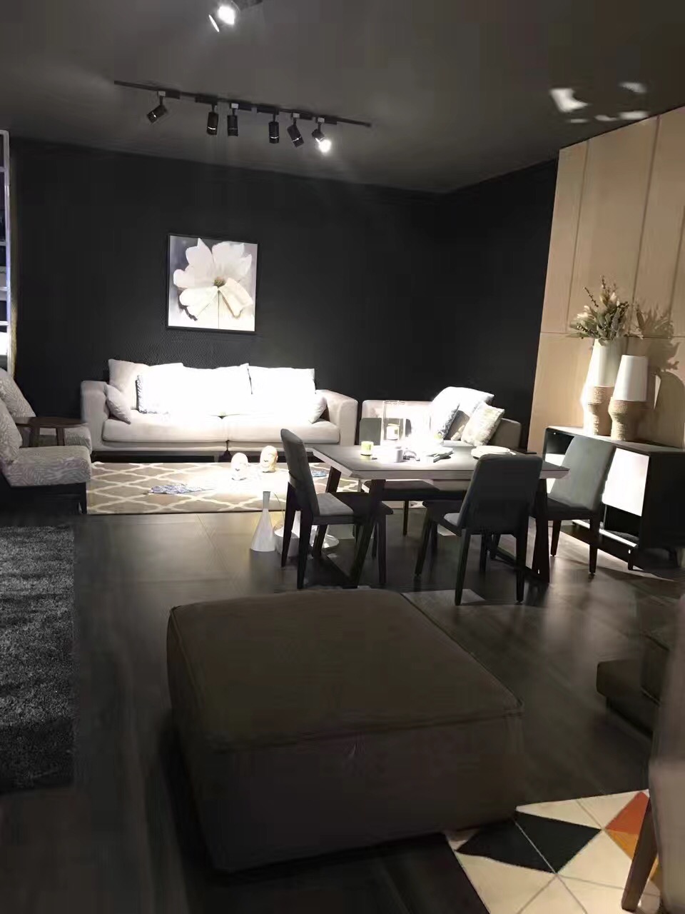 家具展廳裝修現(xiàn)場布置圖片