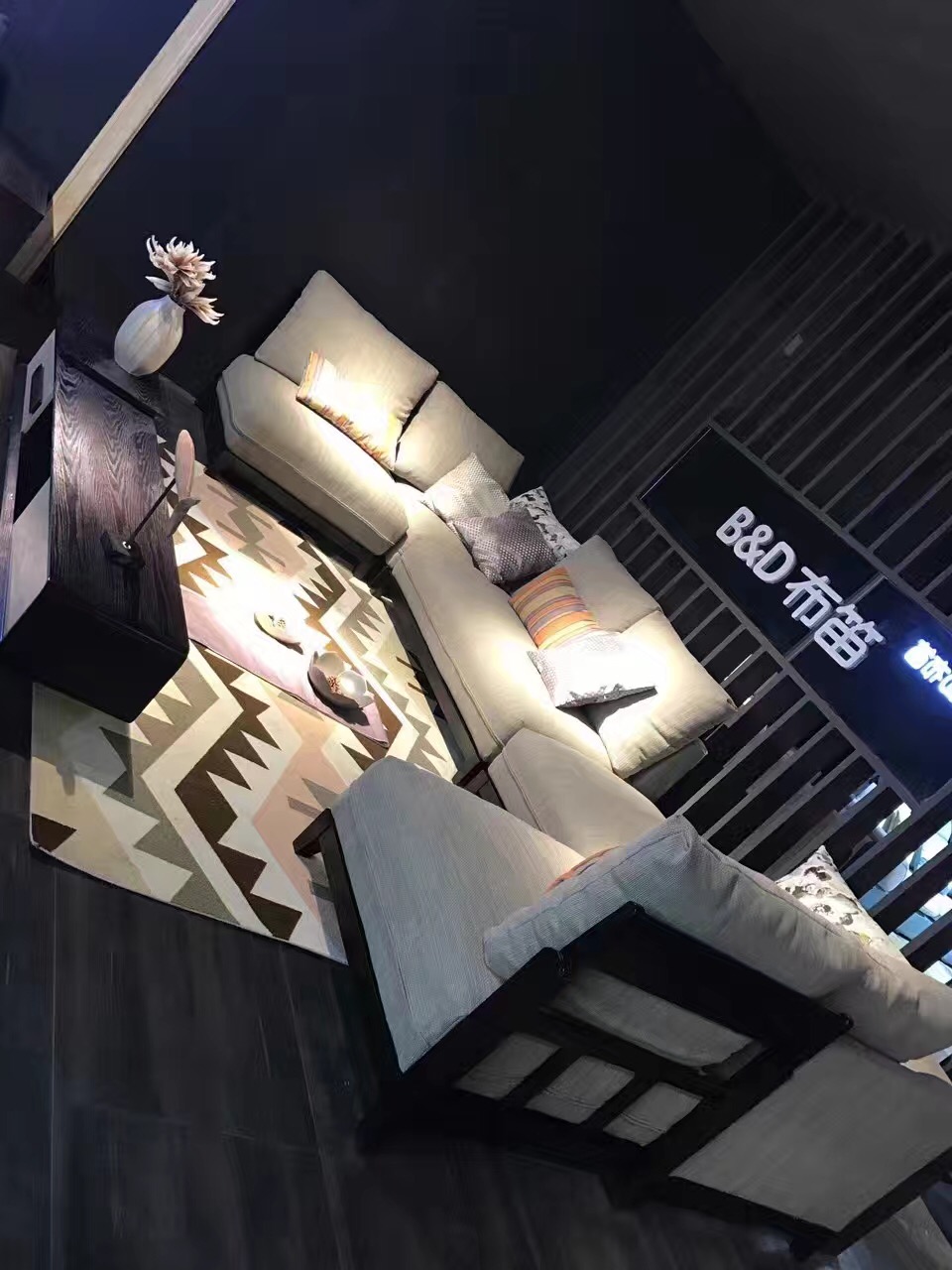 家具展廳裝修現(xiàn)場布置圖片
