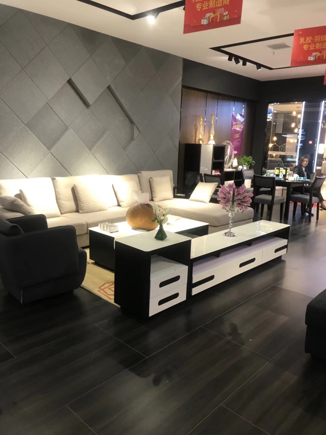 家具展廳裝修現(xiàn)場布置圖片